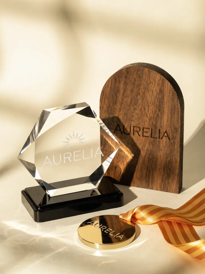 set de premiación AURELIA con trofeo de cristal facetado, placa de nogal en arco y medalla dorada con listón